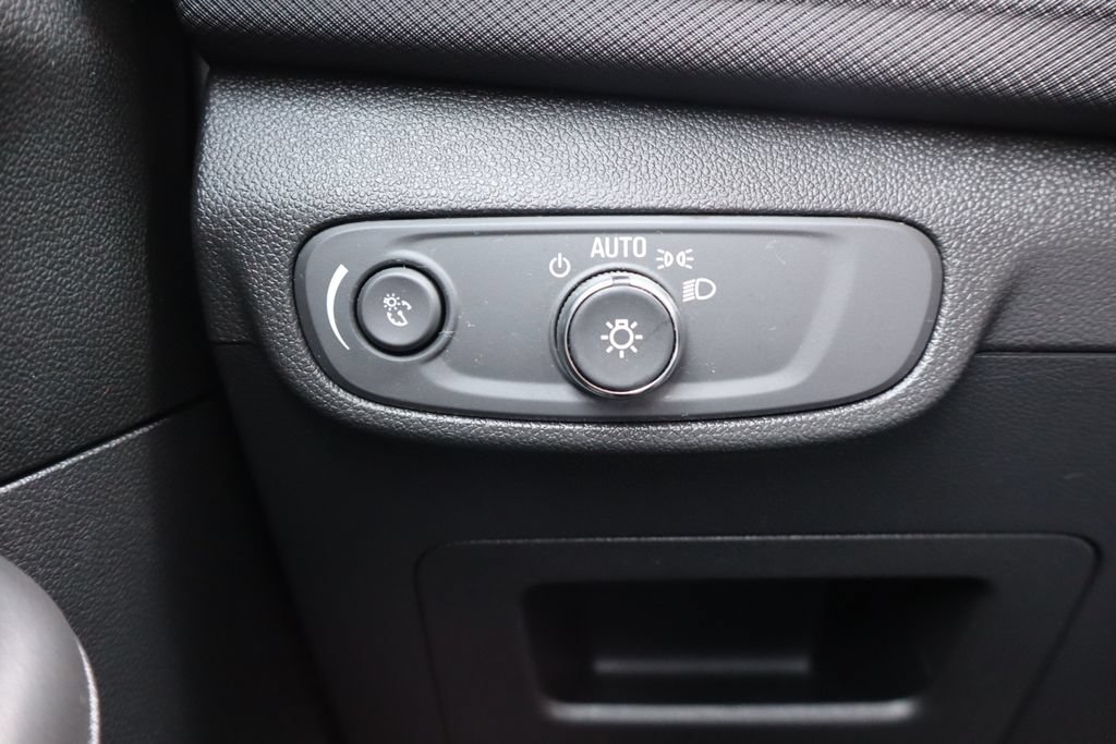 Used 2025 Chevrolet TrailBlazer LT w/ LT Cold Weather Package FWD image 9