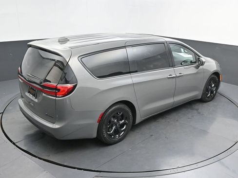 Used 2022 Chrysler Pacifica Limited w/ Uconnect Theater Family Group image 27