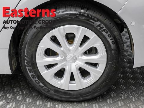 Used 2022 Toyota Prius LE image 8