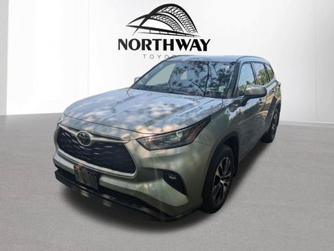 Used 2021 Toyota Highlander XLE AWD/4WD image 11