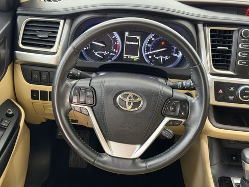 Used 2018 Toyota Highlander XLE image 16