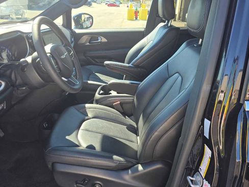Used 2025 Chrysler Pacifica Select image 3
