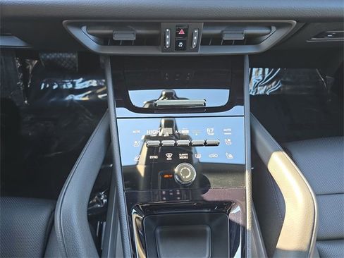 Used 2024 Porsche Cayenne Base image 27