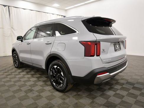 Certified 2025 Kia Sorento S w/ Panoramic Sunroof Package image 5