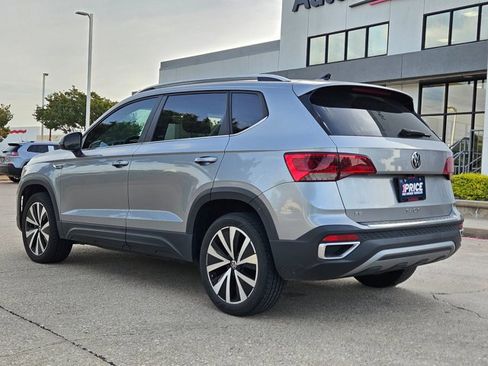 Used 2023 Volkswagen Taos SE w/ Panoramic Sunroof Package FWD image 7
