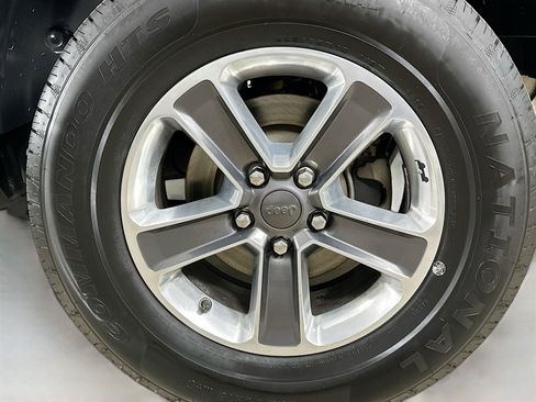 Used 2020 Jeep Wrangler Unlimited Sahara image 38