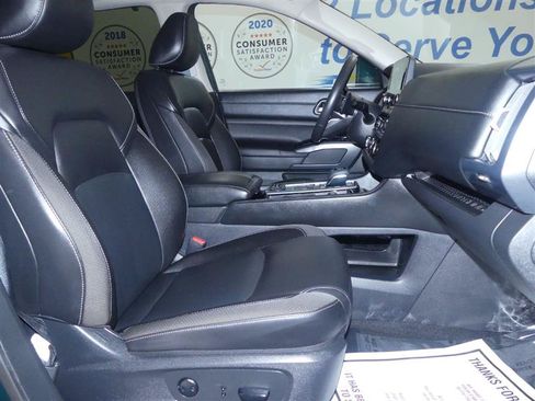 Used 2025 Nissan Pathfinder SL AWD/4WD image 8