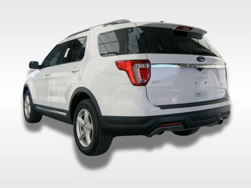 Used 2018 Ford Explorer XLT FWD image 3