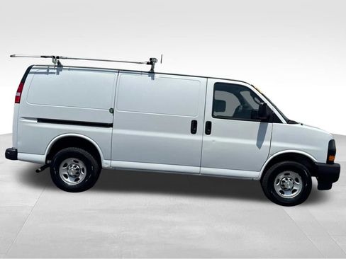 Used 2020 Chevrolet Express 3500 w/ Driver Convenience Package RWD image 4