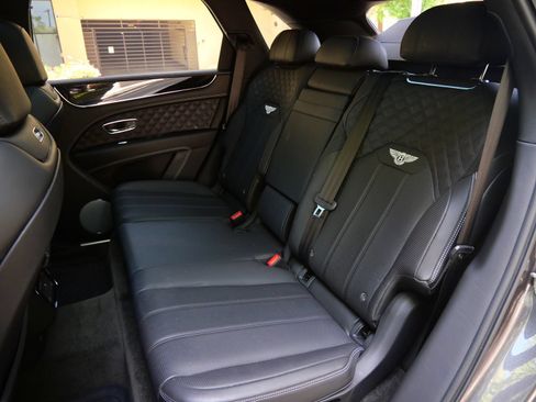 Used 2022 Bentley Bentayga AWD/4WD image 19