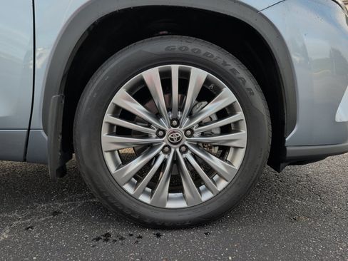 Used 2024 Toyota Highlander Platinum FWD image 29