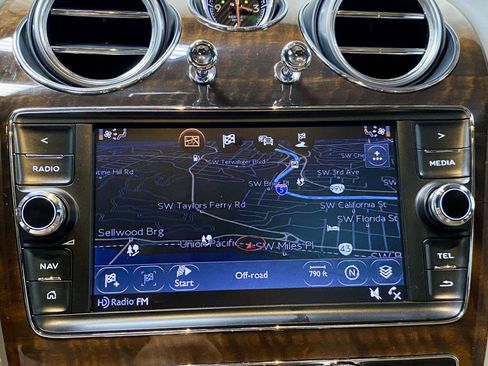 Used 2018 Bentley Bentayga AWD/4WD image 44