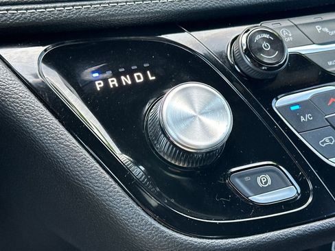 Used 2024 Chrysler Pacifica Touring FWD image 29