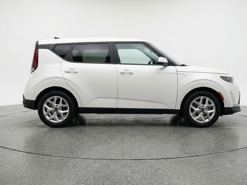 Used 2025 Kia Soul LX w/ LX Technology Package image 11