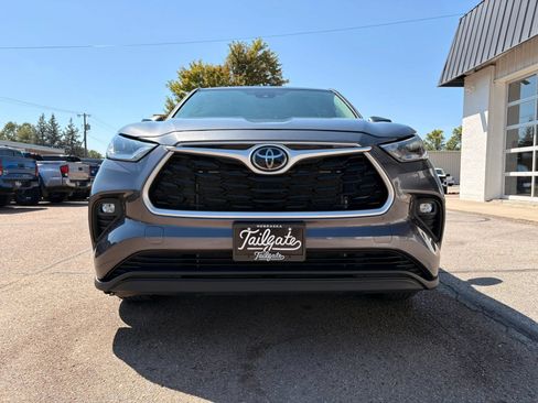 Used 2022 Toyota Highlander LE AWD/4WD image 3