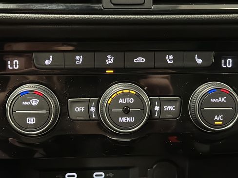 Used 2022 Volkswagen Taos SEL w/ Panoramic Sunroof Package AWD/4WD image 18