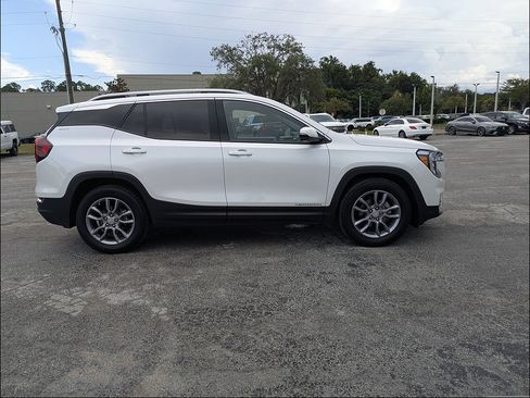 Used 2022 GMC Terrain SLT w/ Infotainment Package II FWD image 3