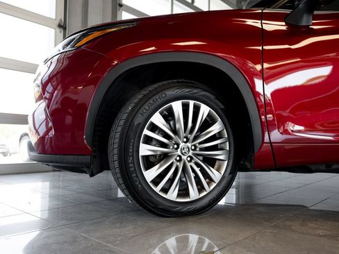 Used 2023 Toyota Highlander Platinum FWD image 12