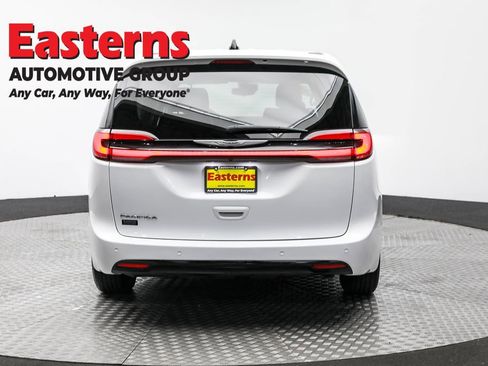 Used 2023 Chrysler Pacifica Touring-L image 6