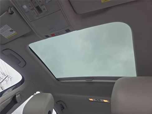 Certified 2025 Volkswagen Jetta SE w/ Sunroof Package image 22