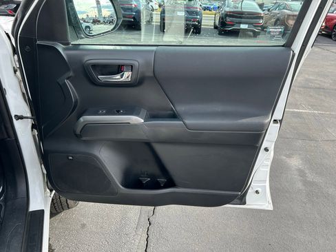 Used 2017 Toyota Tacoma TRD Sport image 26