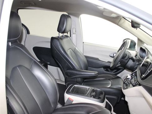 Used 2023 Chrysler Pacifica Touring-L FWD image 19