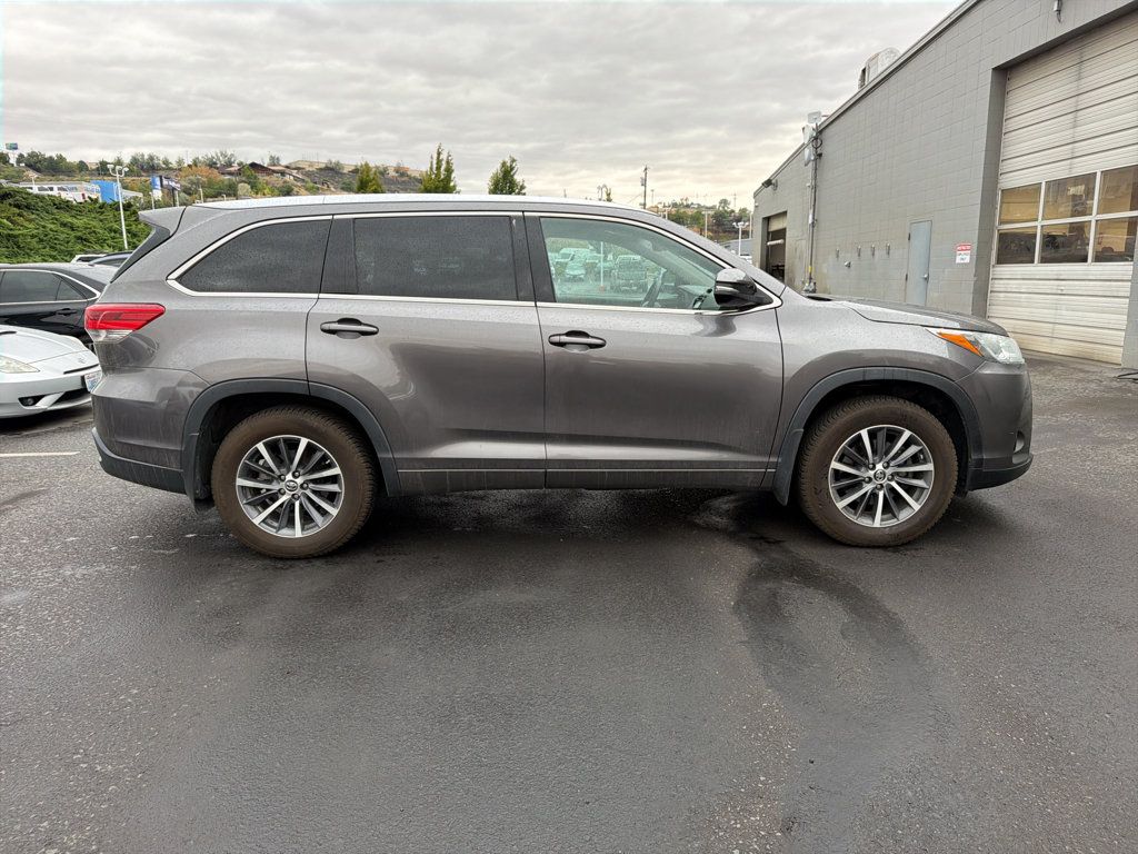 Used 2018 Toyota Highlander XLE AWD/4WD image 6