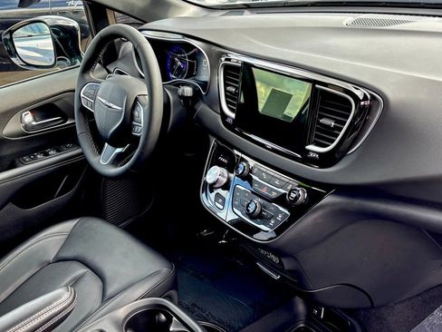 Used 2025 Chrysler Voyager LX image 28