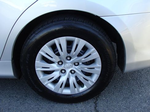 Used 2014 Toyota Camry LE FWD image 25