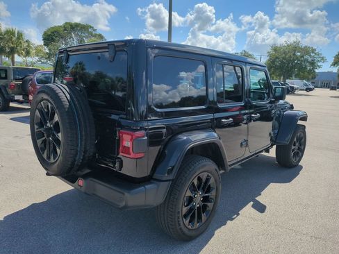 Used 2025 Jeep Wrangler Unlimited Sahara w/ Safety Group AWD/4WD image 6