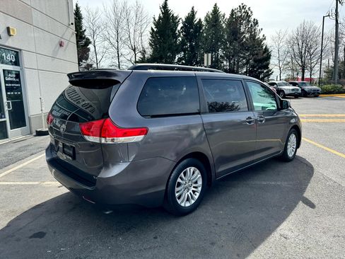 Used 2011 Toyota Sienna Limited image 11