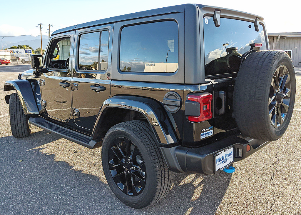 Used 2023 Jeep Wrangler Unlimited Sahara AWD/4WD image 4