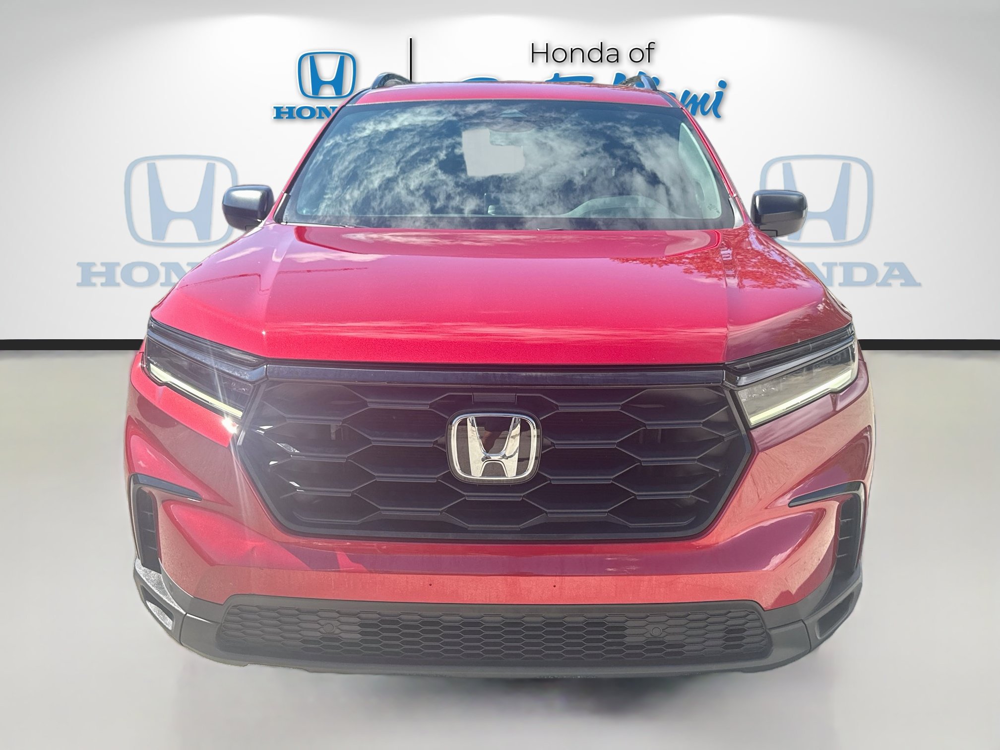 Used 2025 Honda Pilot Sport image 2