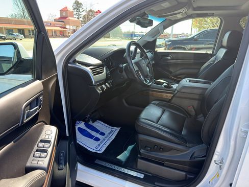 Used 2019 Chevrolet Suburban LT w/ Luxury Package image 6