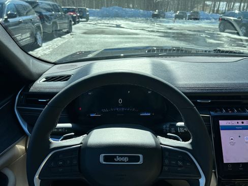 Used 2023 Jeep Grand Cherokee Limited image 22