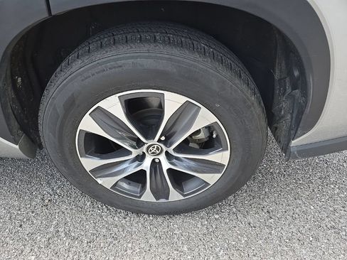 Used 2024 Toyota Highlander XLE FWD image 11