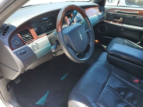 Used 2010 Lincoln Town Car Signature Limited RWD image 18