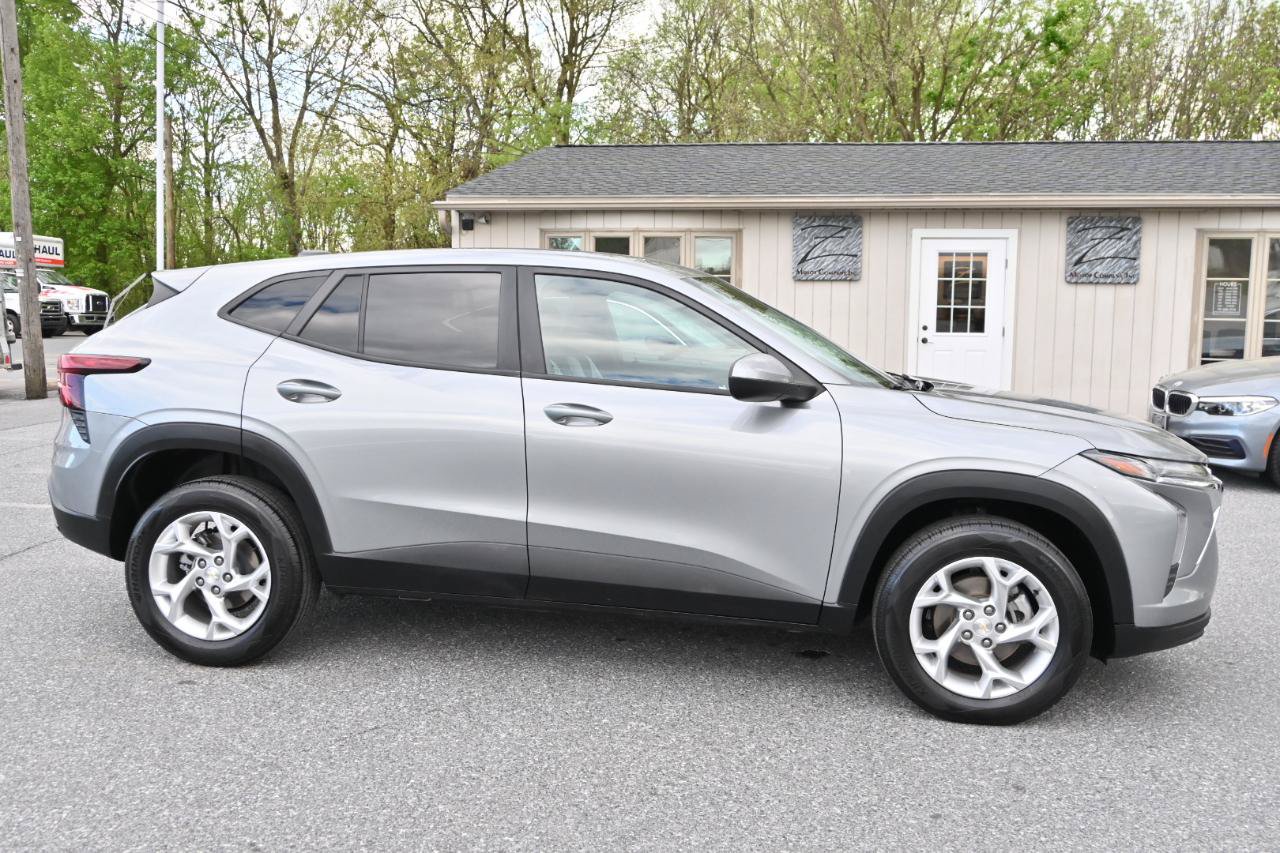 Used 2024 Chevrolet Trax LS w/ LS Convenience Package FWD image 11