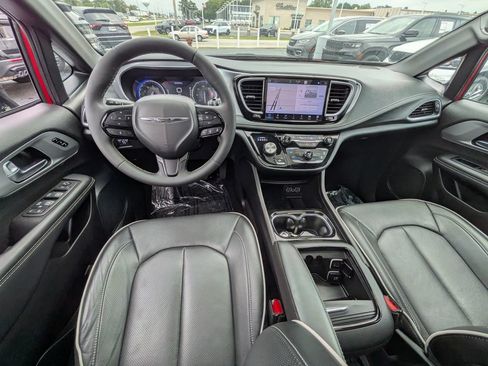Used 2025 Chrysler Pacifica Limited FWD image 12