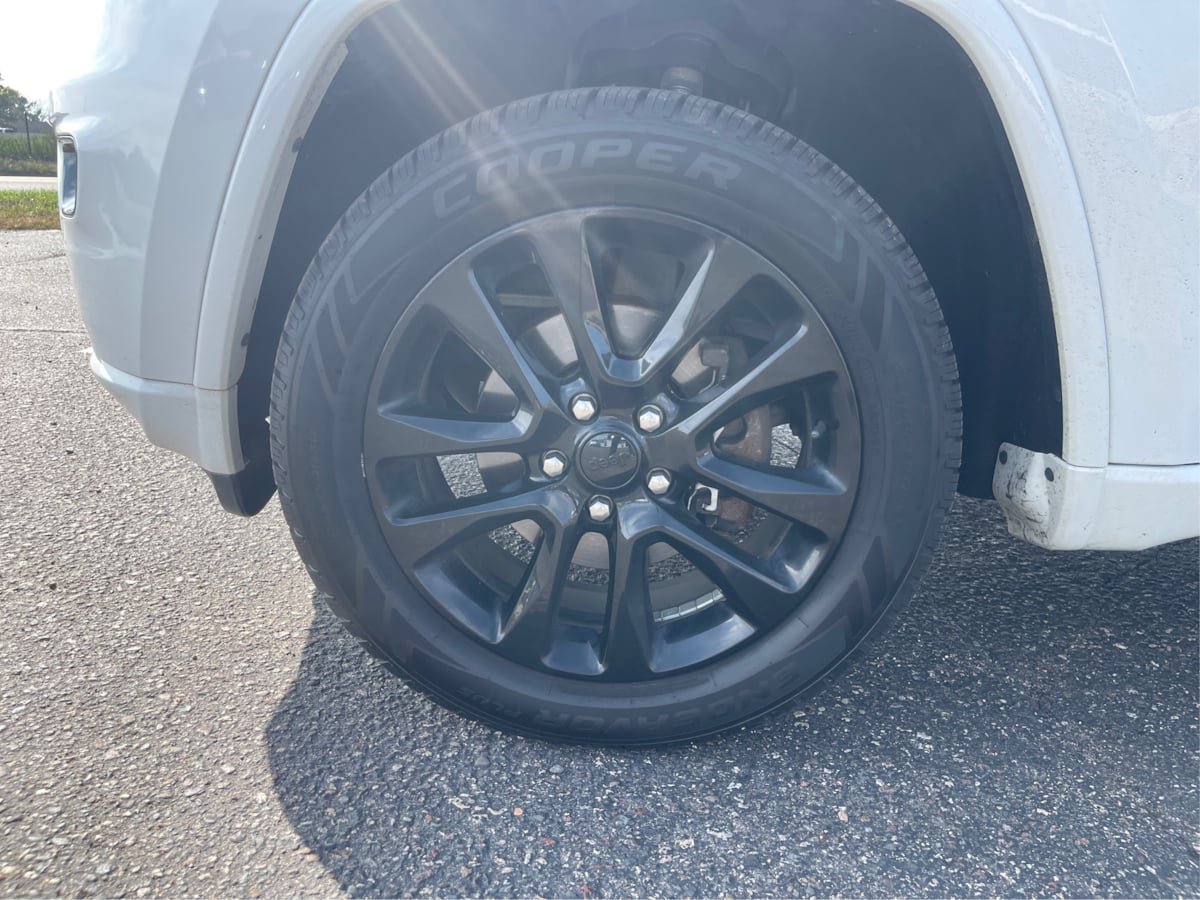 Used 2018 Jeep Grand Cherokee Altitude AWD/4WD image 19