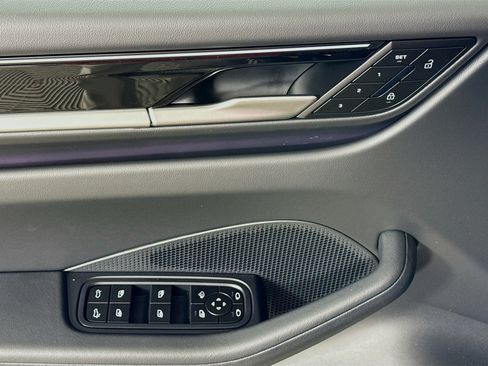 Certified 2025 Porsche Macan 4S Electric AWD/4WD image 11