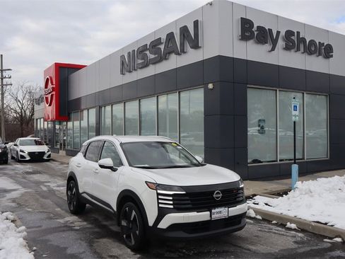 Certified 2025 Nissan Kicks SR image 1