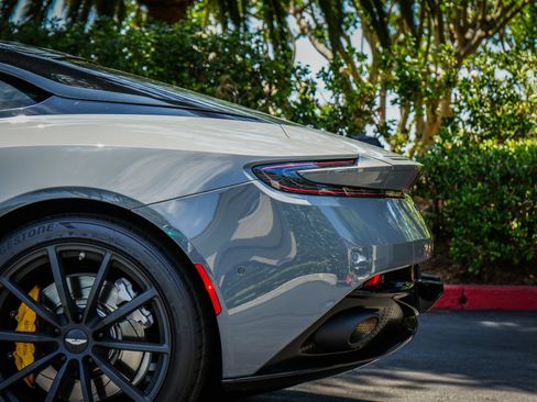 Used 2022 Aston Martin DB11 Coupe RWD image 29