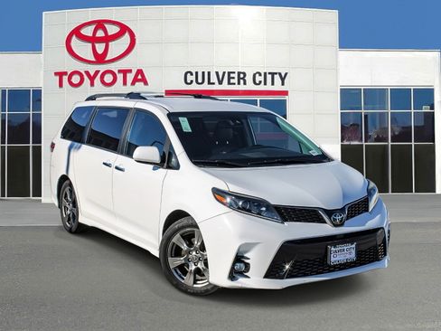 Used 2020 Toyota Sienna SE w/ Carpet Mat Package image 1