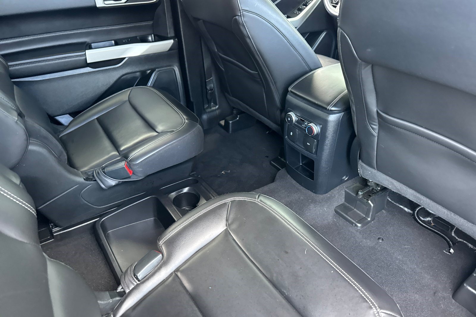 Used 2021 Ford Explorer XLT w/ Equipment Group 202A AWD/4WD image 33