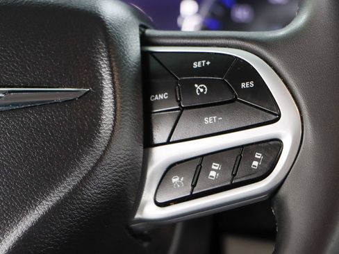 Used 2023 Chrysler Pacifica Touring-L FWD image 14