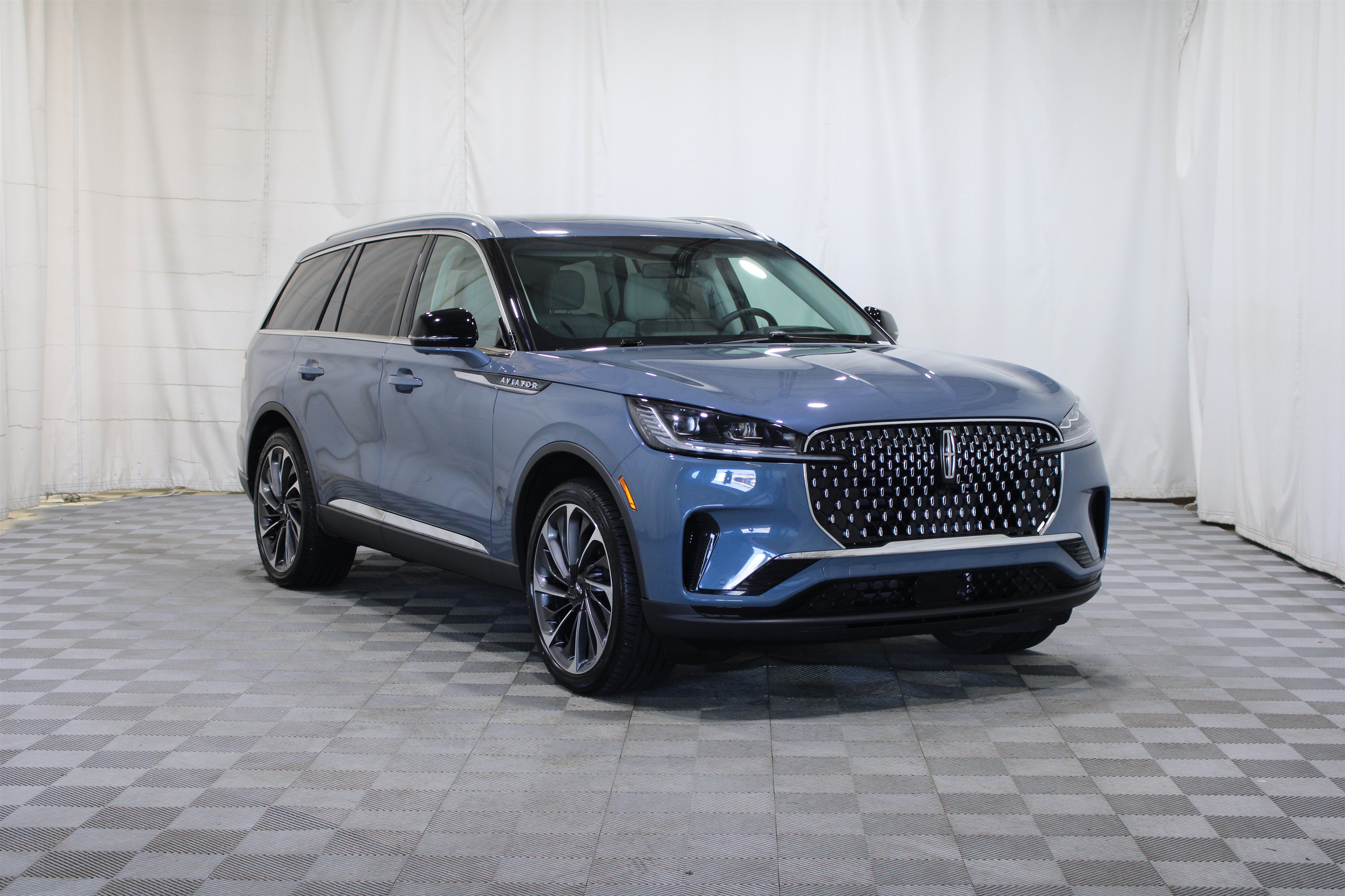 Used 2025 Lincoln Aviator Reserve w/ Equipment Group 201A AWD/4WD image 1