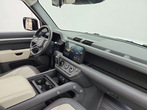 Used 2024 Land Rover Defender 130 X-Dynamic SE AWD/4WD image 19