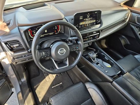 Used 2021 Nissan Rogue Platinum FWD image 2