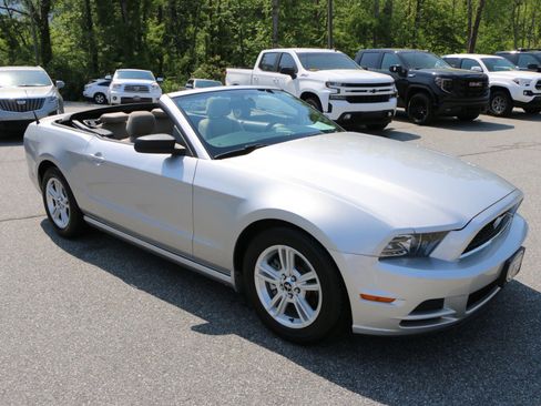 Used 2013 Ford Mustang Convertible RWD image 10